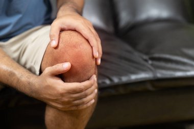 Erkeklerde romatizma iltihabı var. Diz ağrısı var. İki elinle dizini tut.