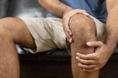 Erkeklerde romatizma iltihabı var. Diz ağrısı var. İki elinle dizini tut.