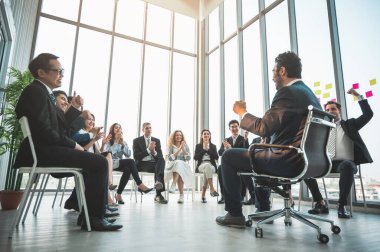 İş Adamları Toplantısı Konferansı Kurumsal Konsepti ofiste. Seminer Konseptinde çok ırklı Çok Irklı İşadamları Ekibi.