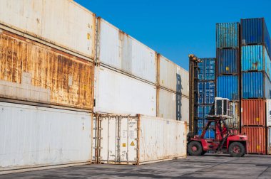 Konteynır kargo limanı istifi. Ticari Lojistik İthalat İhracat Nakliye Konsepti.