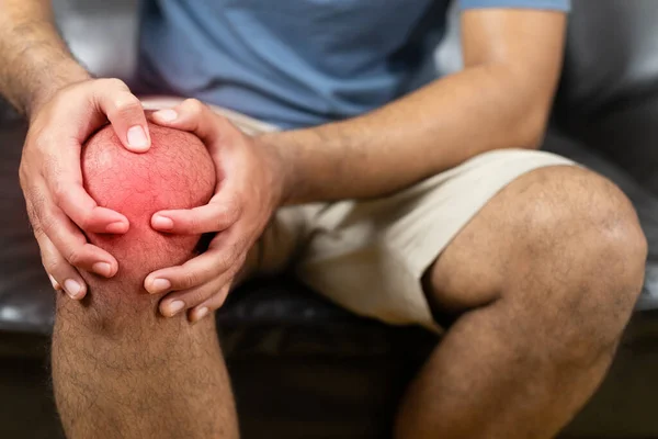 Men have rheumatoid arthritis. He has a knee pain. With both hands to hold the knee