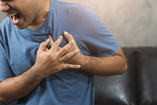 Homem Mãos Peito Apertar Coração Teve Ataque Cardíaco Repentino — Fotografia de Stock