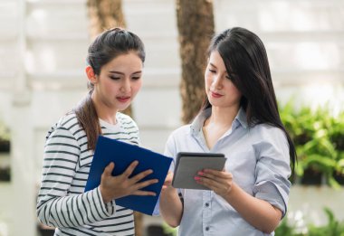 İki güzel Asyalı kadın sabahları evden çalışıyor. Bilgisayarla çalışan Asyalı genç bir kadın evde kalıyor..