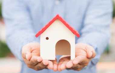 El ele tutuşup model ev. Emlak sigortası ev konseptini alıp satar.