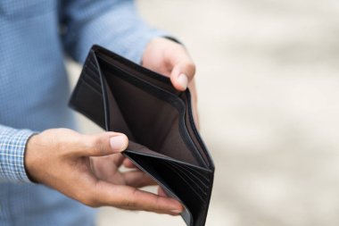 Erkek elleri cüzdanı açıyor ama cüzdanda para yok. Mali konsept.