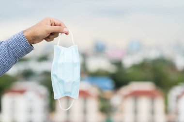 Coronavirus 'a karşı yüz koruma maskesini kapat. covid19 konsepti.