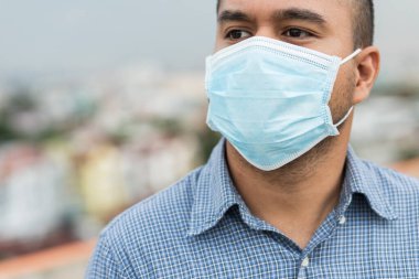 Korunaklı yüz maskesi takan Asyalı genç adamı Coronavirus 'a karşı kapatın..