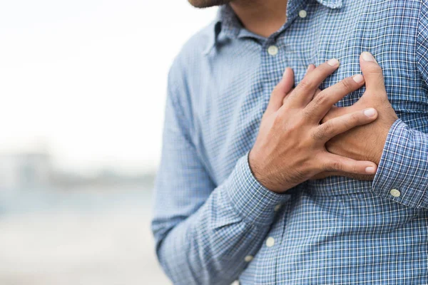 Homem Mãos Peito Apertar Coração Teve Ataque Cardíaco Repentino — Fotografia de Stock