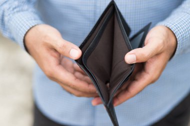Erkek elleri cüzdanı açıyor ama cüzdanda para yok. Mali konsept.