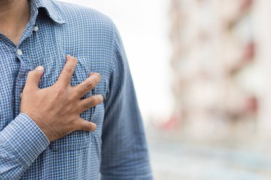 Göğsünde bir el, kalbini sıkıyor. Ani bir kalp krizi geçirdi..