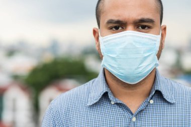 Korunaklı yüz maskesi takan Asyalı genç adamı Coronavirus 'a karşı kapatın..