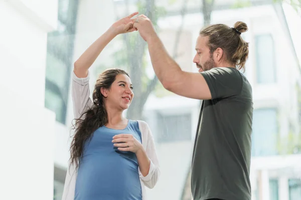 Hombre Barba Guapo Bailando Con Esposa Embarazada Concepto Familia Feliz —  Fotos de Stock