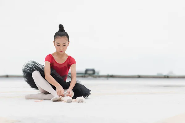 배경의 꼭대기에 연습하기 점프대를 아시아의 발레리나 — 스톡 사진