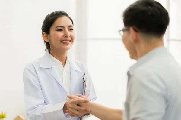 Asiático Médico Femenino Cumplir Con Paciente Masculino Estrechando Mano — Foto de Stock