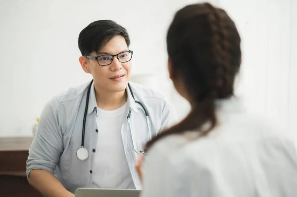 Young Handsome Asian Psychologist Doctor Using Laptop Consulting Female Patients — Stock Photo, Image