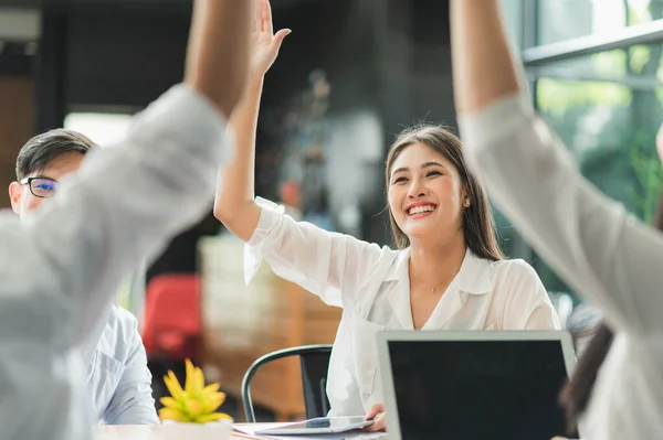 Asyalı iş adamları el ele tutuşsun..