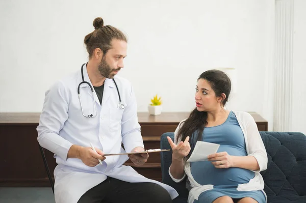 Médico Examinando Mujer Embarazada Sentada Sofá Cerca Ventana — Foto de Stock