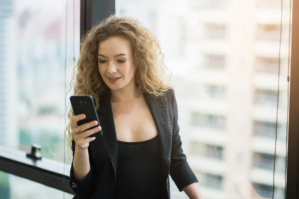 Belle Femme Sexy Utilisant Smartphone Debout Près Fenêtre Dans Bureau — Photo