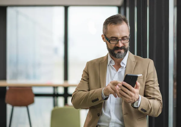 Jeune Homme Affaires Beau Barbu Debout Poste Près Fenêtre Utilisant — Photo