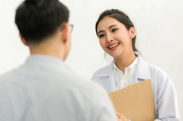 Asiático Médico Femenino Cumplir Con Paciente Masculino Imagen de stock