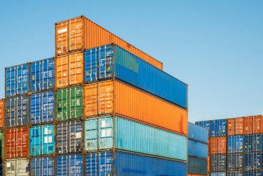 Konteynır kargo limanı istifi. Ticari Lojistik İthalat İhracat Nakliye Konsepti.