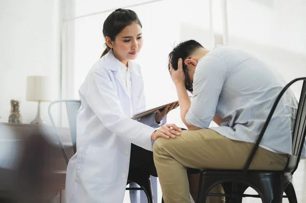 Young Beautiful Asian Woman Psychologist Doctor Consulting Male Patients Lay — Stock Photo, Image