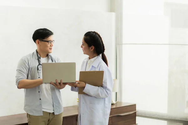 Dos Profesional Asiático Hombre Mujer Médico Discutir Portátil Para Analizar — Foto de Stock