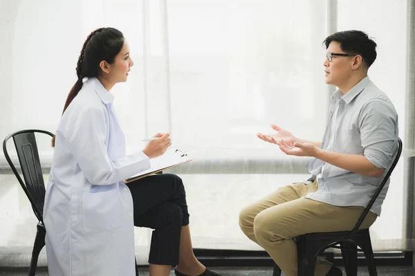 Young Beautiful Asian Woman Psychologist Doctor Consulting Male Patients Lay — Stock Photo, Image