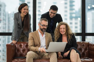 İş adamları modern ofisteki iş arkadaşları. Erkek ve kadın toplantı ve sunum odasında.