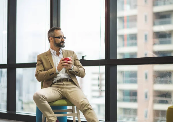 Jeune Homme Affaires Beau Barbu Boire Une Tasse Café Assis — Photo