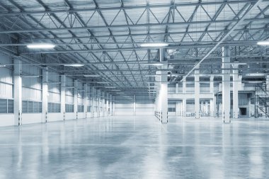 Boş fabrika binası veya Ambar Binası için sanayi arka plan beton zemin ile.