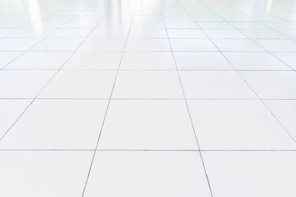 白色瓷砖地板清洁条件与网格线为背景 — 图库照片