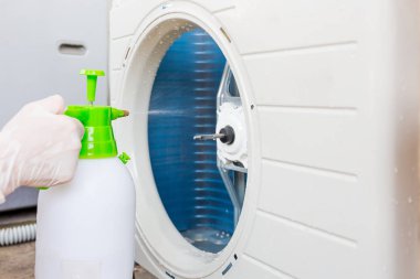 Hava kompresör parçası klima sistemi ve temizlik çalışmaları.