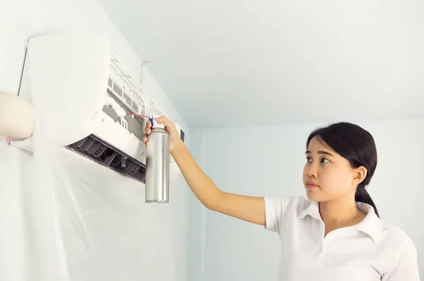 Woman Cleaning Air Conditioner Foam Cleaning Agent — Stock Photo, Image