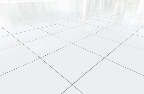 白色瓷砖地板清洁条件与网格线为背景 — 图库照片