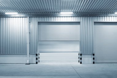 Panjur kapı veya rulo kapı ve kullanım endüstriyel arka plan için Bina Fabrika dışında beton zemin.