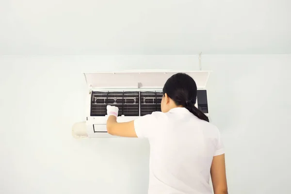 Femme Vérifiant Climatiseur Intérieur Chambre — Photo