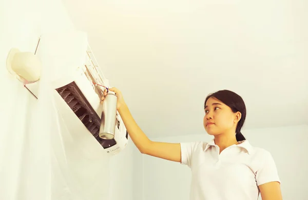 Woman Cleaning Air Conditioner Foaming Agent — Stock Photo, Image