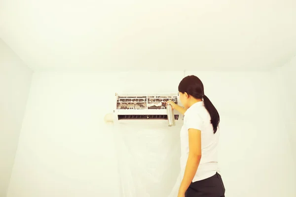 Mujer Revisando Limpiando Aire Acondicionado Dentro Habitación — Foto de Stock