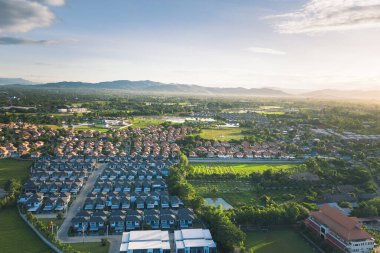 Tayland 'ın Chiang Mai bölgesindeki pirinç tarlası ve konut manzarası.