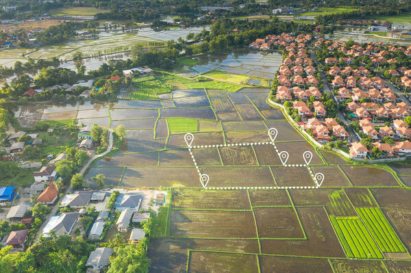 Вид с воздуха на участок земли и место расположения.