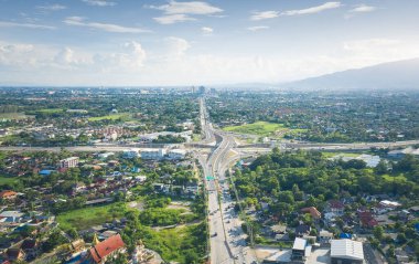 Tayland 'ın Chiang Mai bölgesindeki otoyol ve kavşak manzaralı..