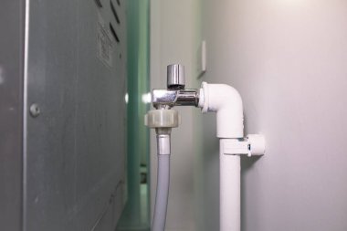 Esnek su hortumları musluk ve pvc borusuna bağlanır.