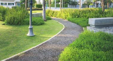 Bahçede yürüyüş ve çalı var. Asfalt betondan yapılmış. Aynı zamanda patika, patika, geçit ya da patika da denir. Doğal bitkiler, çimenler ve çimenler de dahil. Yürümek ve dekoratif park, bahçe.