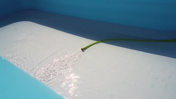 Piscina Inflável Ser Preenchido Com Uma Mangueira Água Dia Ensolarado — Vídeo de Stock