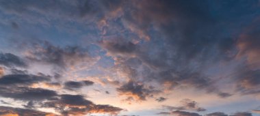 Dünyanın ortasında fırtınalı bir gökyüzü.