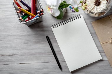 Ahşap masaüstünde not defteri olan kalem