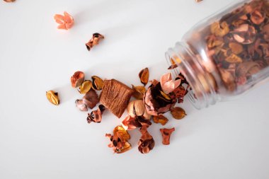 Parlak kuru aromatik çiçekler ve kese kabuğu.