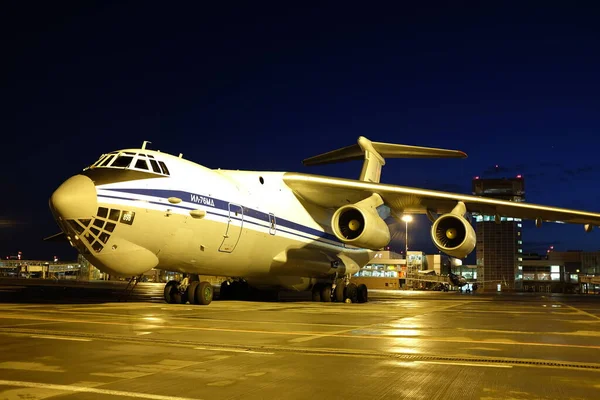 Askeri nakliye uçağı Il-76 havaalanının otoparkında.