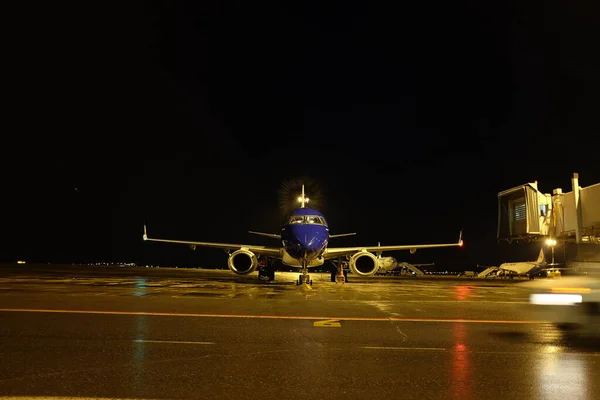 Embraer ERJ-190 havaalanından kalkışa hazır.